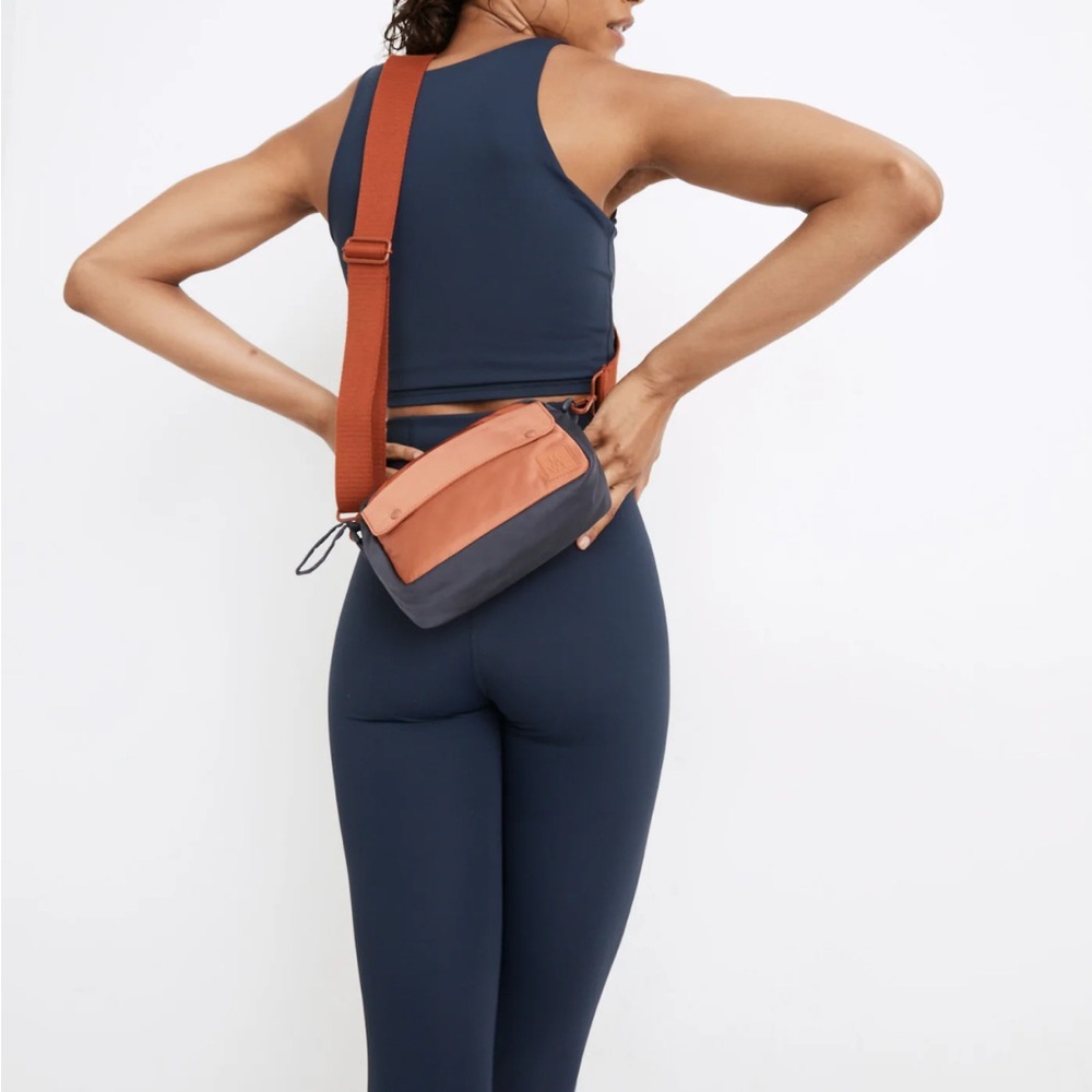 EUC Madewell - The Sport Fanny/Crossbody Bag in Colorblock in Dark Baltic Multi - Picture 8 of 10